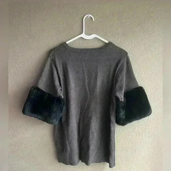Michael Kors Grey Derby Sweater Black Faux Fur Cuffs Size Small - Picture 6 of 9